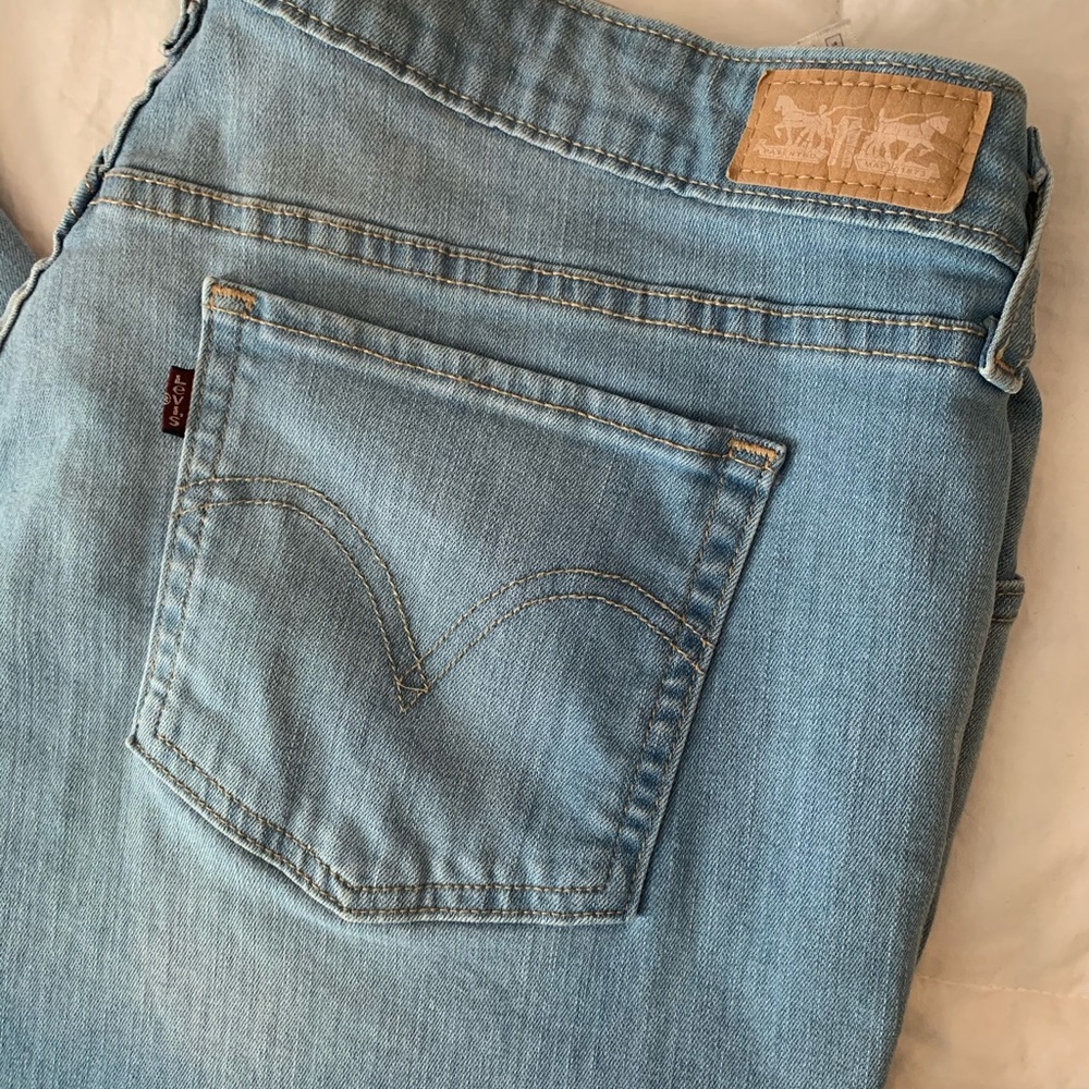 Levi’s Light Wash Capri Pants